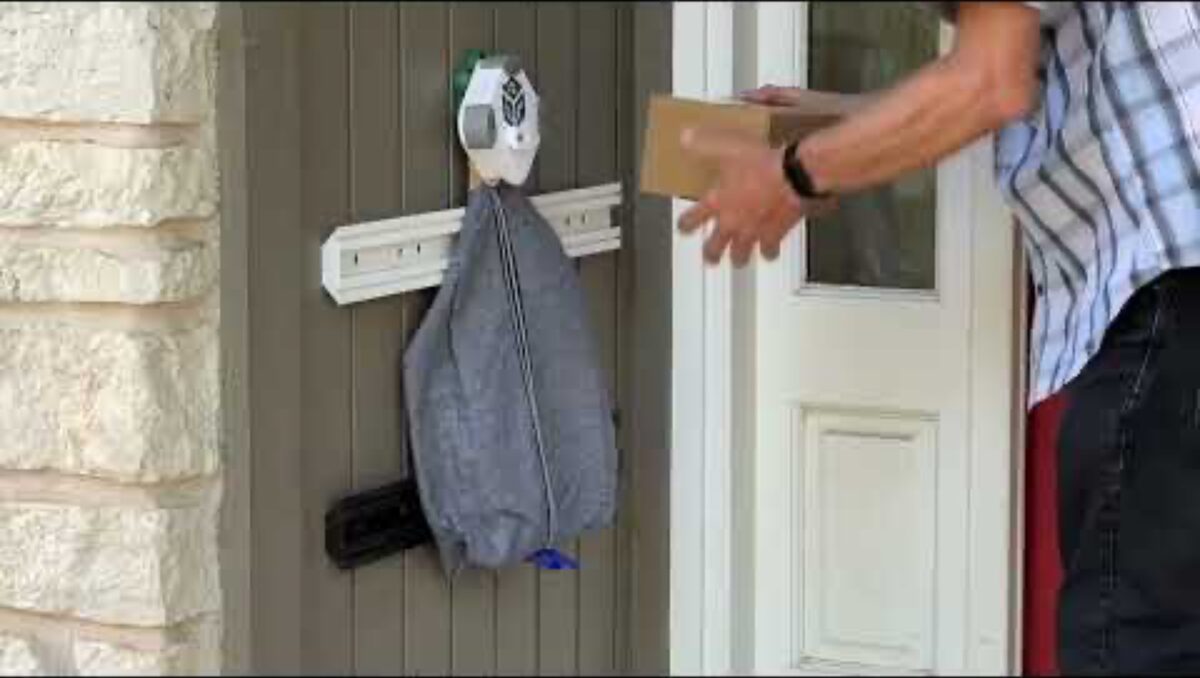 A Motogo reusable parcel locked to a front-door anchor